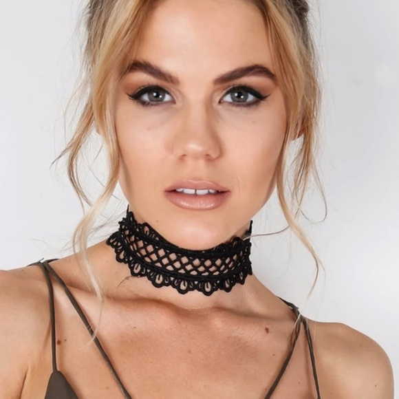 Jewelry - Cut Out Lace Choker